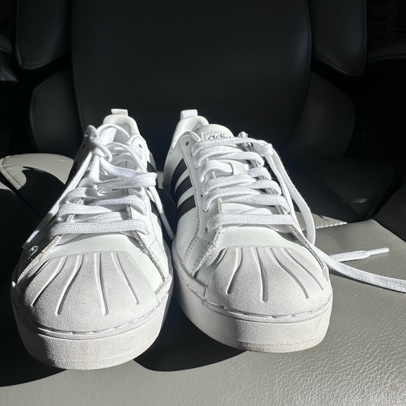 Like new Adidas shell toe shoe - Picture 5 of 5